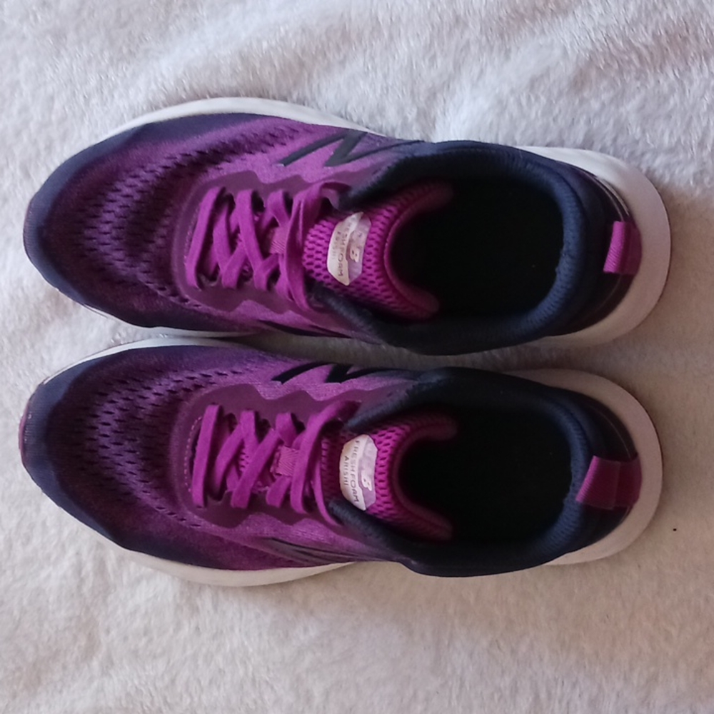 Tennis shoes